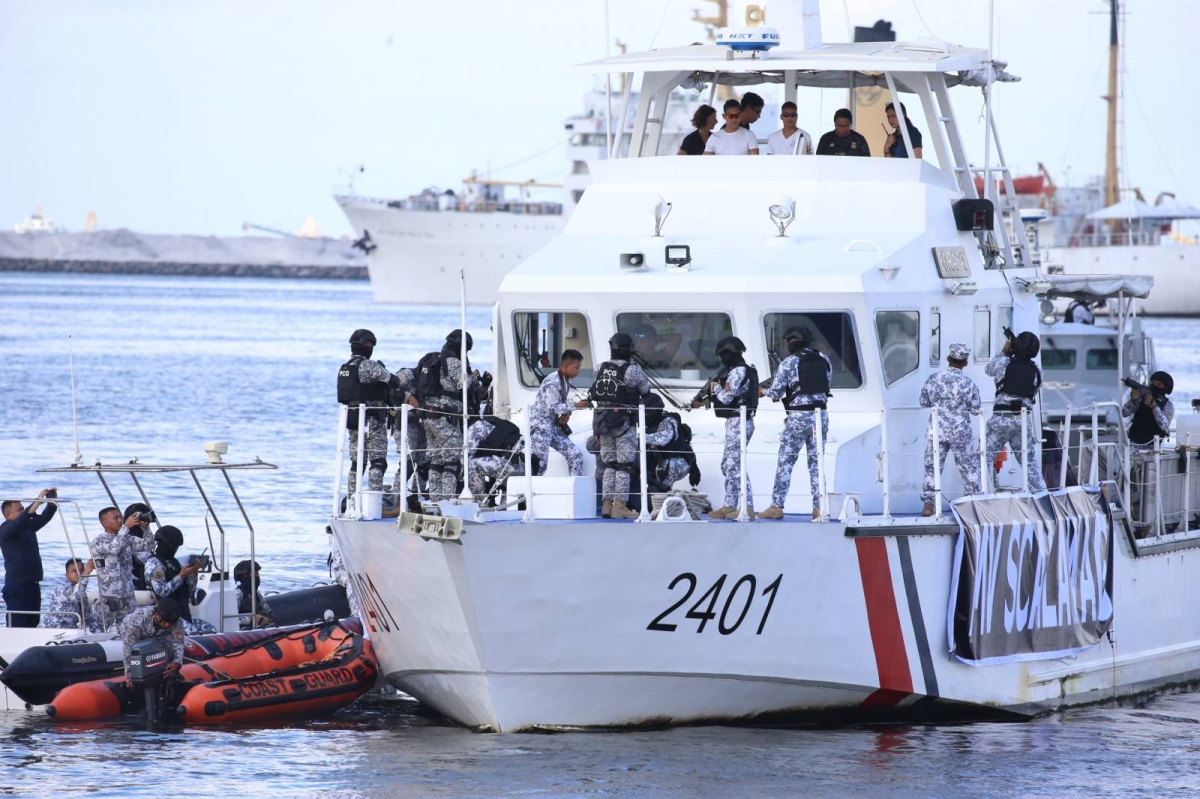 Coast Guard searching for ship that rammed fishing boat - Pinas Times