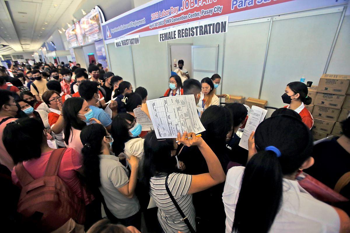 Over 800 applicants hired in DOLE job fair - Pinas Times