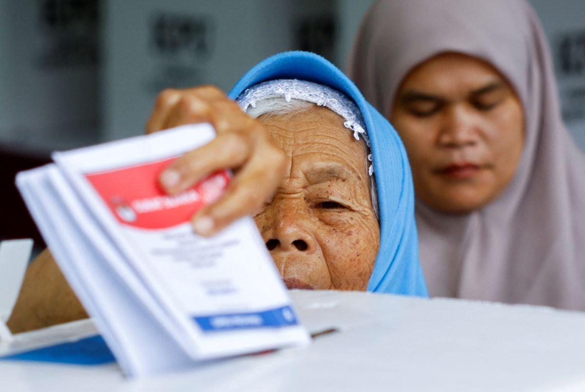 Indonesians vote for Jokowi successor; floods disrupt some polling - Pinas Times