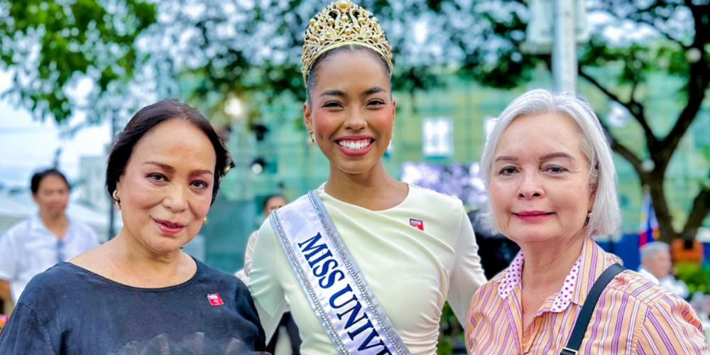 Chelsea Manalo poses for snaps with Gloria Diaz and Margie Moran